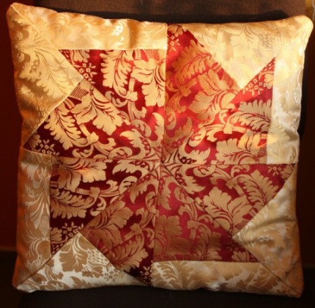 Polštářek s rozetou